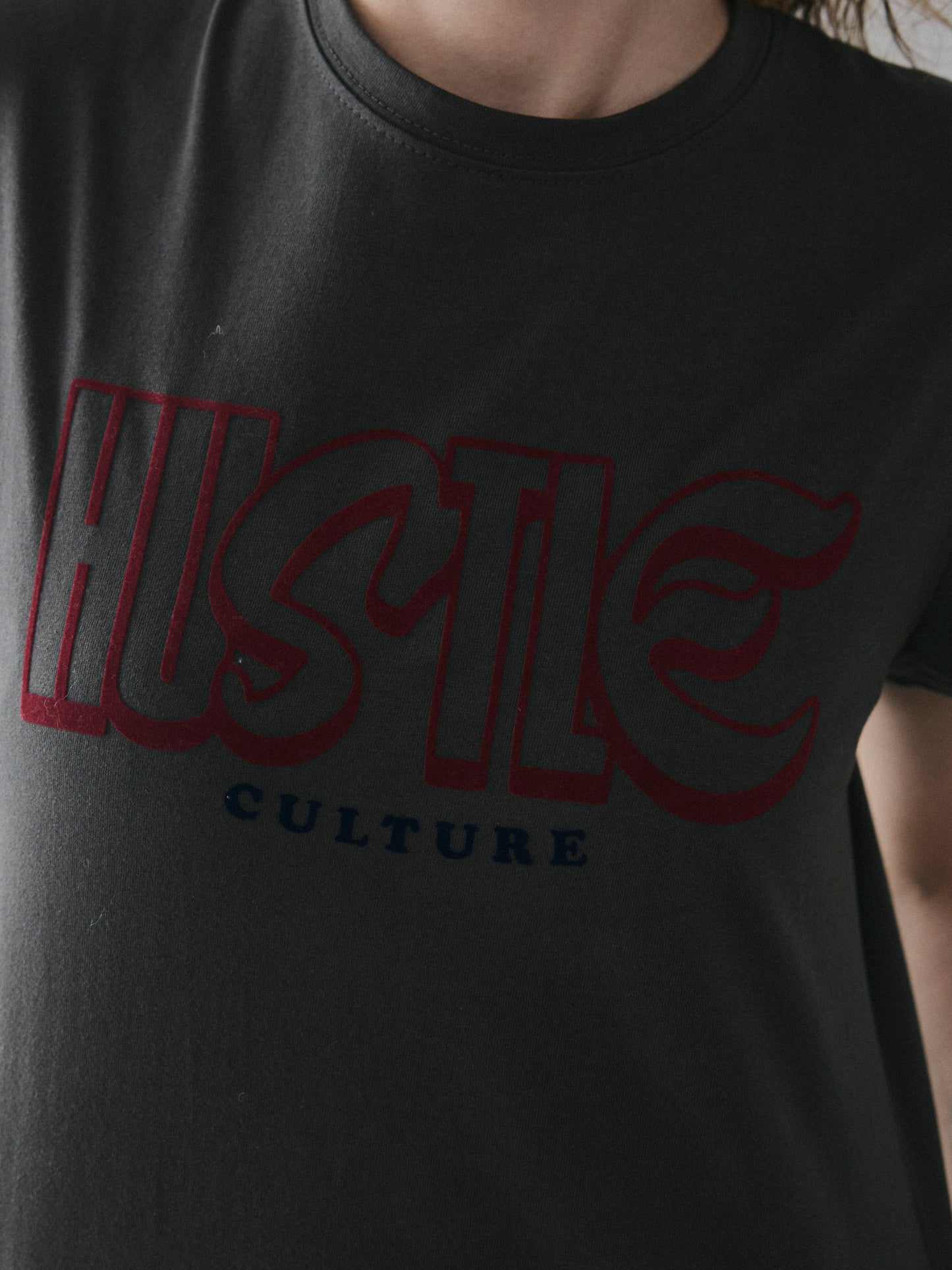 【予約:11月中旬】¨HUSTLE ¨
flocky print tee/60251008007