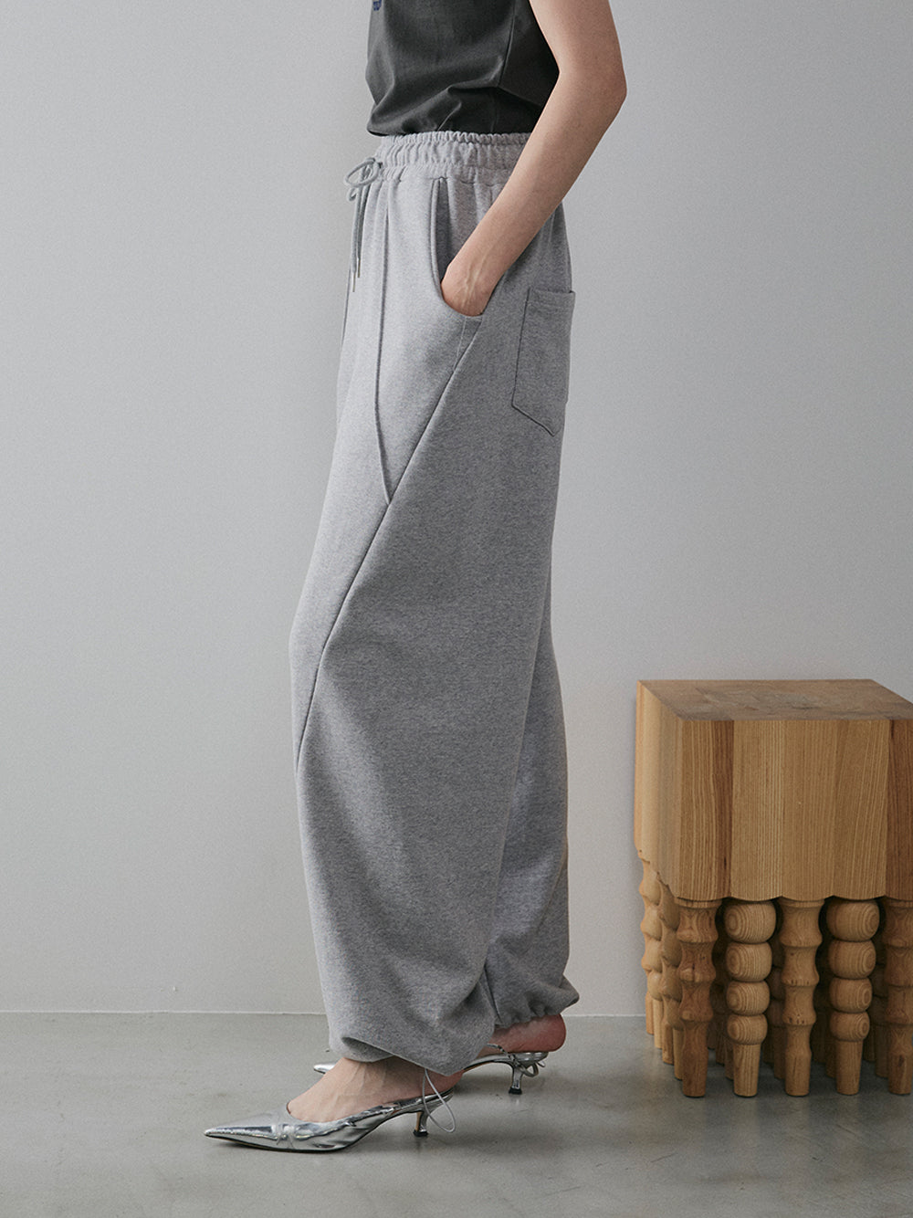 【予約:11月中旬】Curved Sweat Pants/60251003027