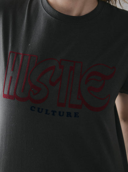 【予約：11月中旬】¨HUSTLE ¨
flocky print tee／60251008007