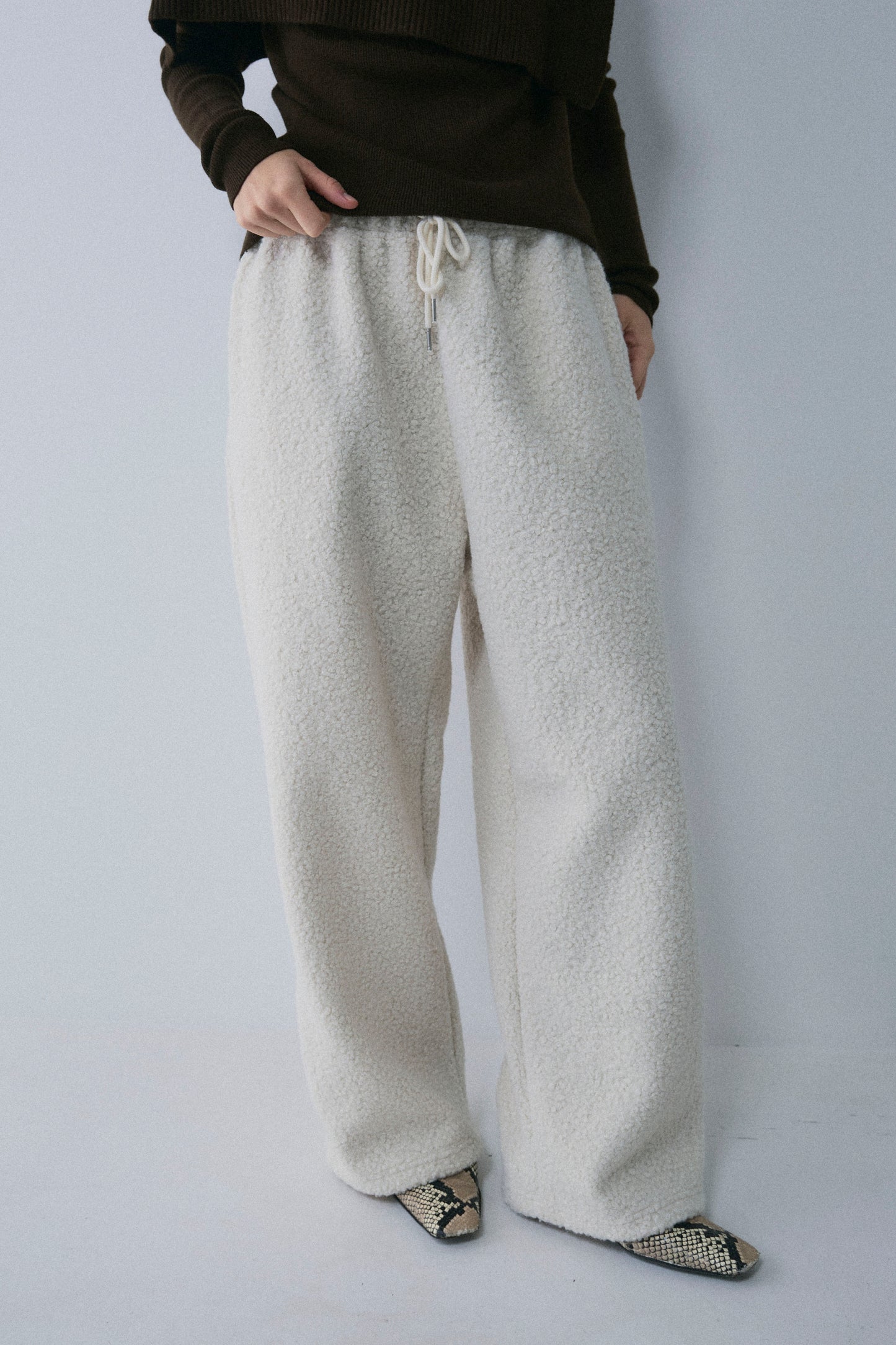 【予約：1月下旬〜2月上旬】Bouclé Fleece Overfit Poodle Pants／60251203070