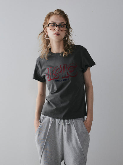 【予約：11月中旬】¨HUSTLE ¨
flocky print tee／60251008007