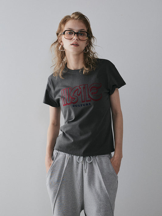 【予約：11月中旬】¨HUSTLE ¨
flocky print tee／60251008007