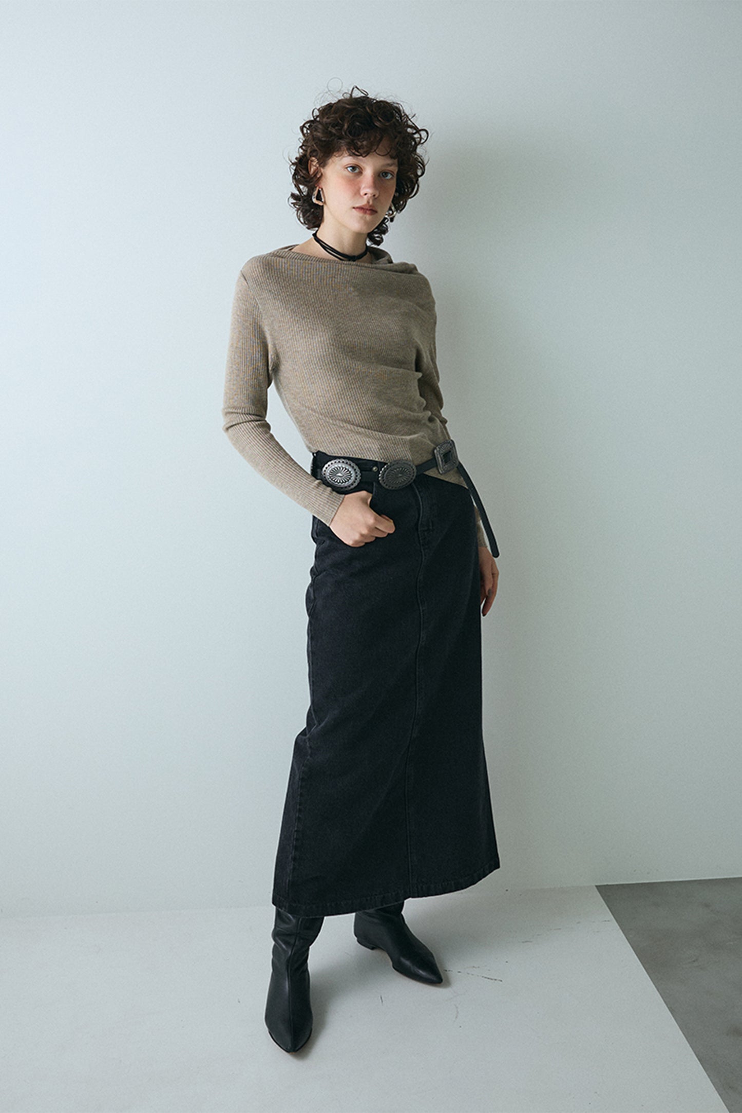 【予約：1月下旬〜2月上旬】Sleek Line Denim Skirt／60251002024