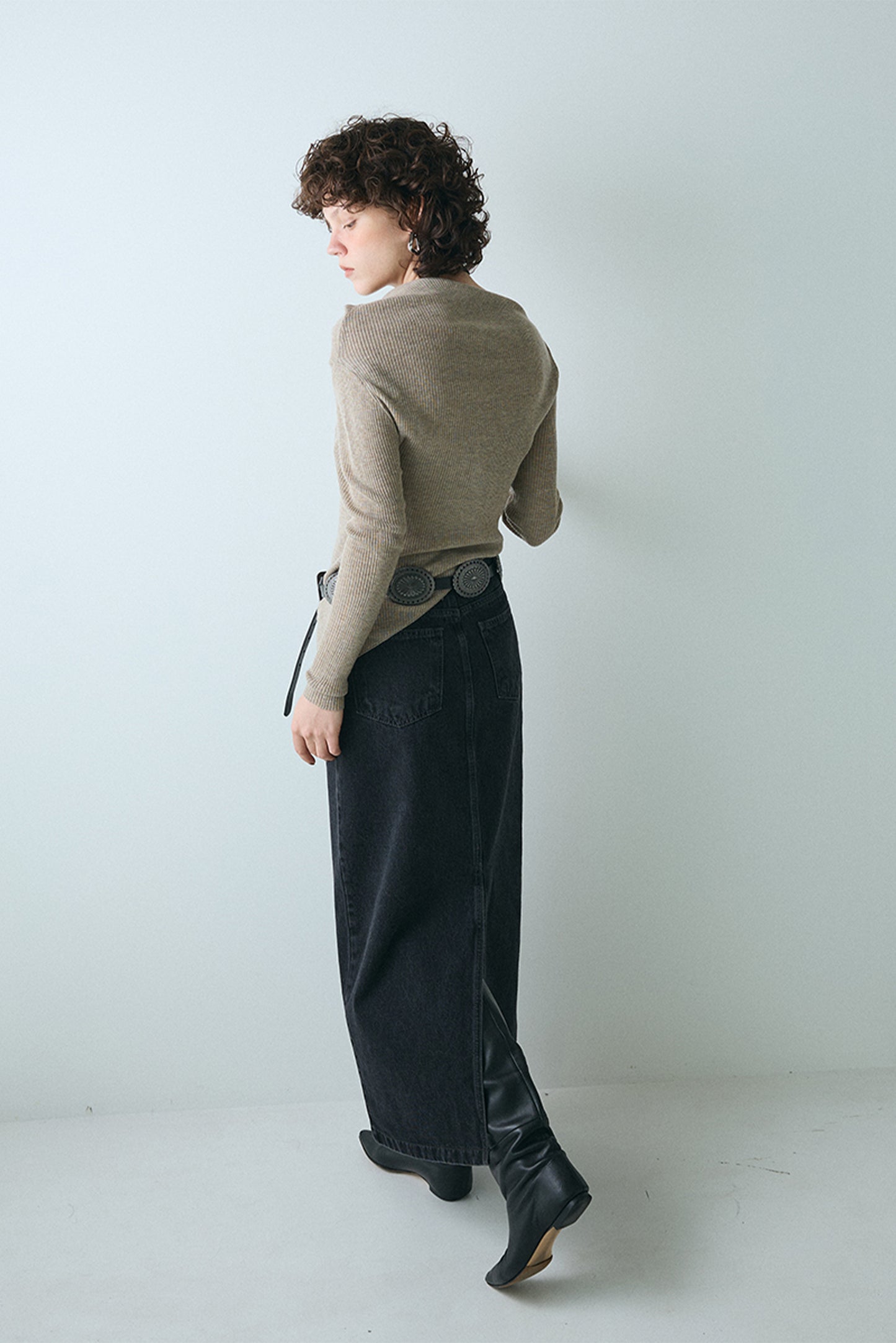 【予約：1月下旬〜2月上旬】Sleek Line Denim Skirt／60251002024